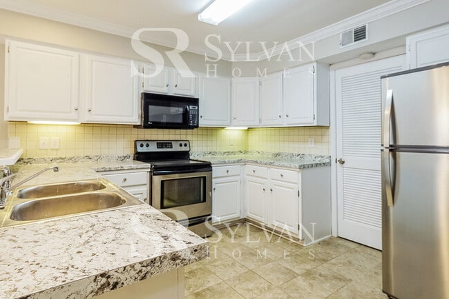 Building Photo - Your dream home awaits