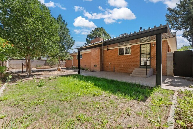 Building Photo - Large 4 Bedroom 2 Bath House