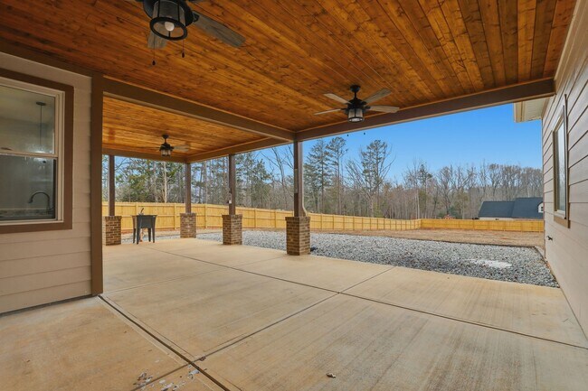 Building Photo - Beautiful Home With Large Yard In Fountain Inn