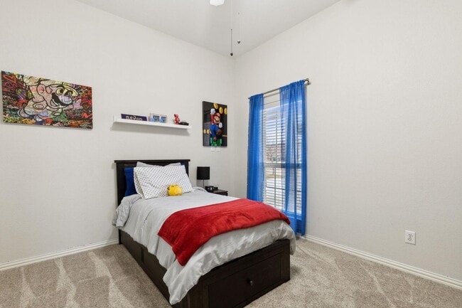 Building Photo - Luxury Living in HERITAGE! This is must se...