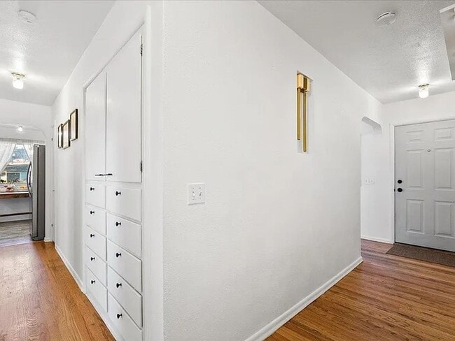 Building Photo - SPACIOUS 3BD/1BA SOUTH HILL HOME | ATTACHED GARAGE | FENCED YARD | W/D HOOKUPS | AVAIL JULY 1