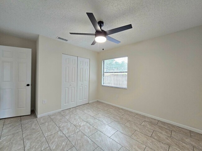 Building Photo - [1736-1738] Fern Rd E