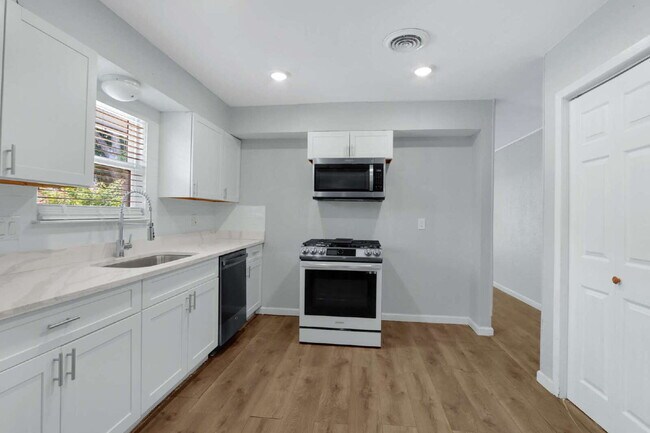 Building Photo - Charming and Spacious 4 Bedroom Home with ...