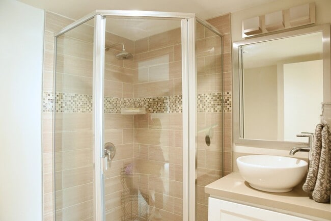 Building Photo - OCEAN VIEWS - 2BD/2.5BA Condo in the Heart of Oceanside