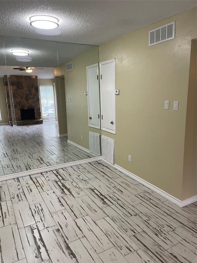 Building Photo - 17331 Red Oak Dr