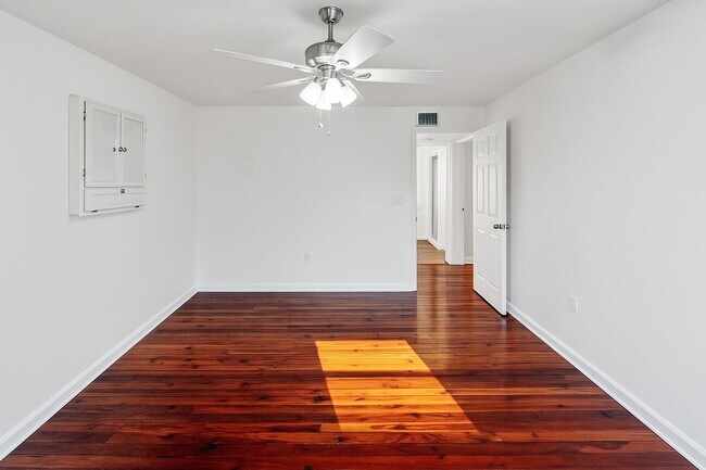 Building Photo - 415 6th Ave N