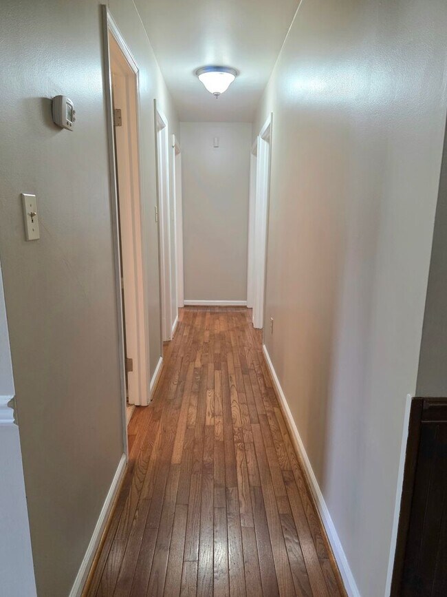 Building Photo - Cute Ranch in Yorktown Ready For New Tenants!