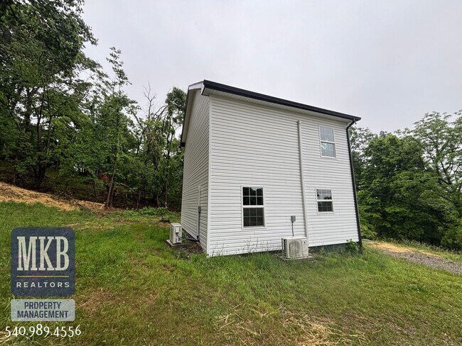 Building Photo - 811 Montvue Rd