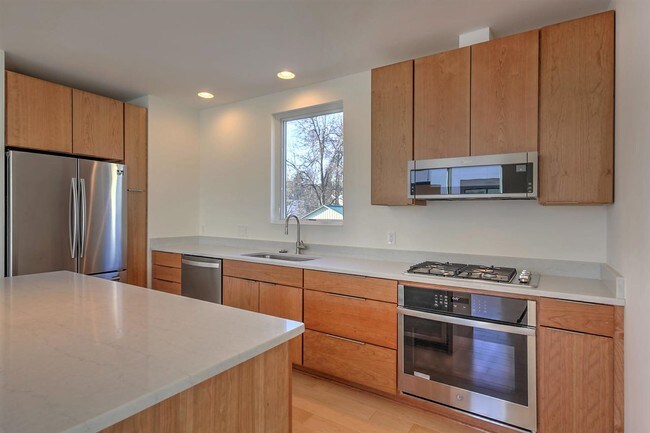 Building Photo - 1130 E High St