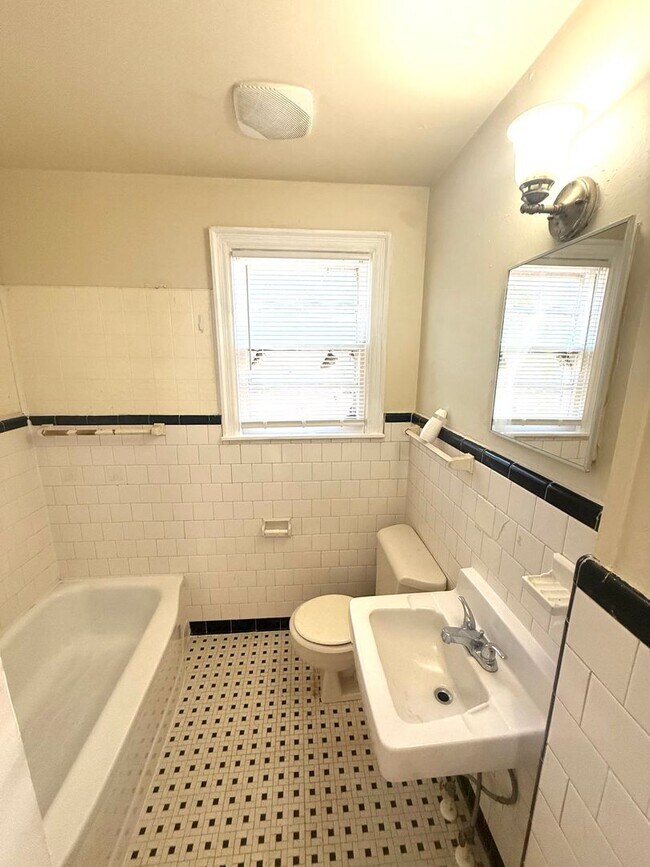 Building Photo - ** 2 Bed 1 Bath located in Highland Garden...