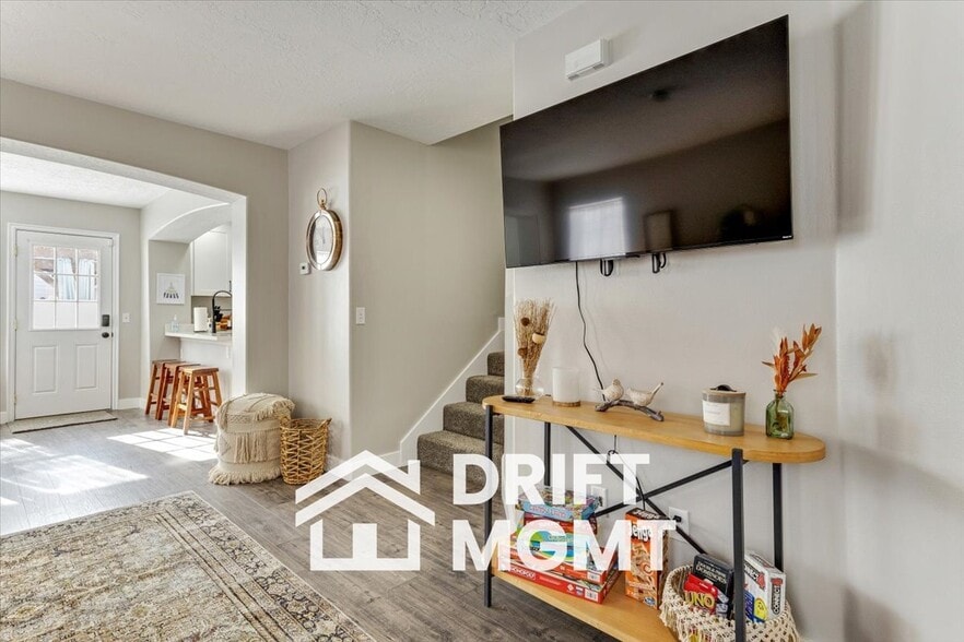 Building Photo - 184 E Rideout Hall Ln