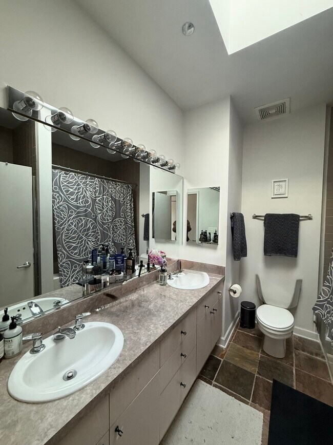 Building Photo - 1330 W Monroe St