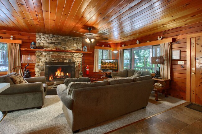 Building Photo - 2582 Deer Ln
