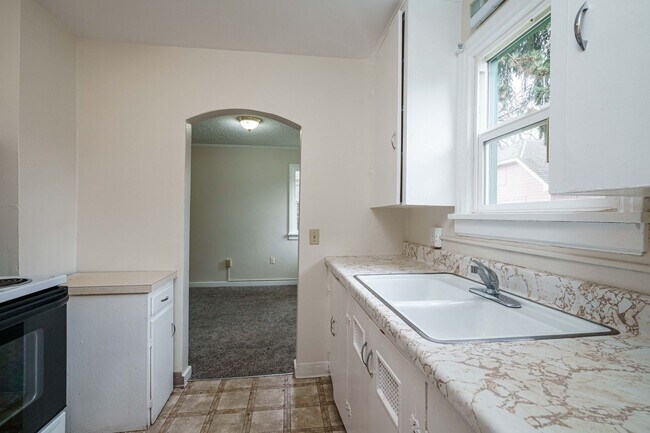 Building Photo - 1 Bedroom 1 Bath with Detached Garage