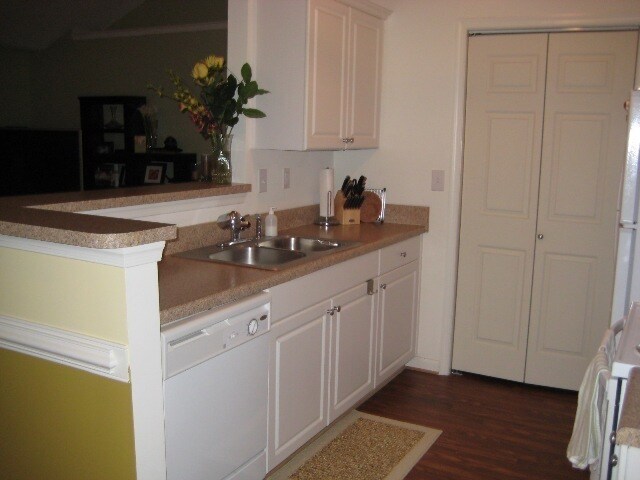 Building Photo - IMMACULATE END UNIT T.HOUSE STYLE CONDO