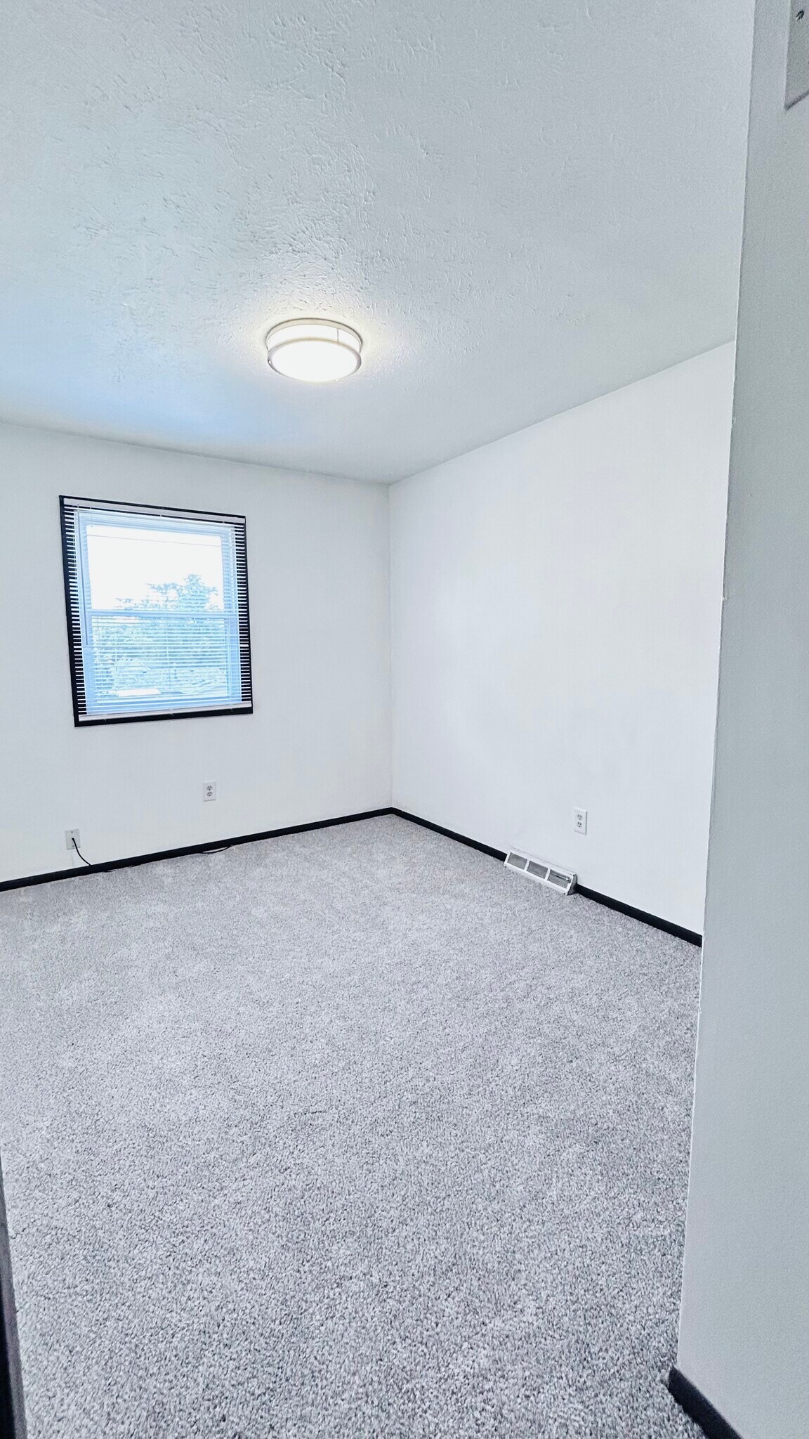 Building Photo - 2611 W 60th St