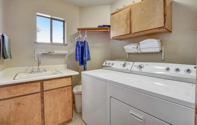 Building Photo - Bright 2-Bed/2-Bath Auburn Home with Sutte...