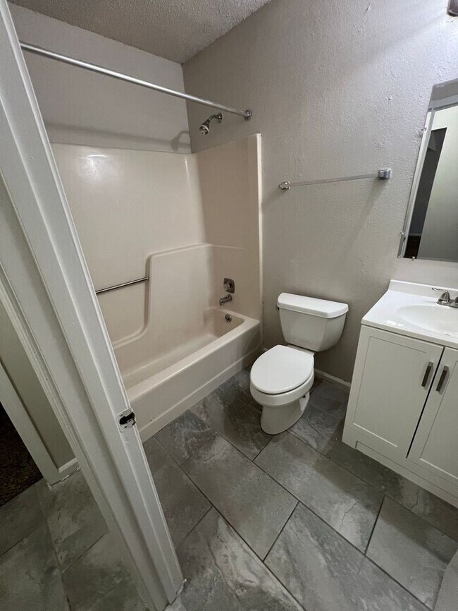 Building Photo - READY NOW! Top-Floor 2 Bedroom, 2 Bath Uni...