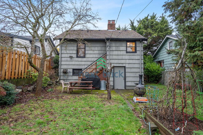 Building Photo - A beautiful 3 bed and 1 bathroom house for rent