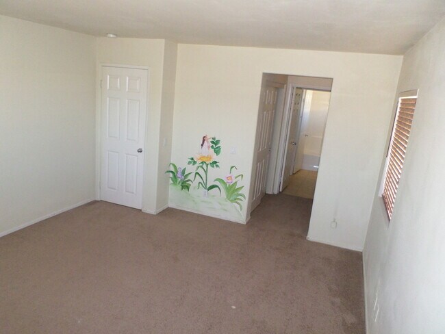 Building Photo - Monument Ranch - BIG home with LOTS to off...