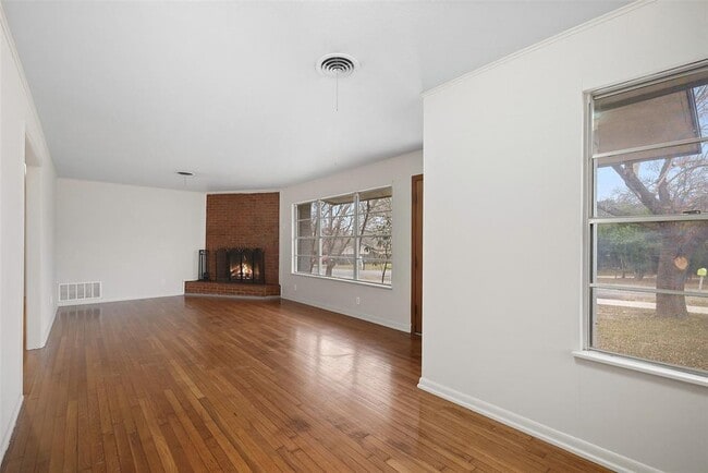 Building Photo - 904 Neans Dr