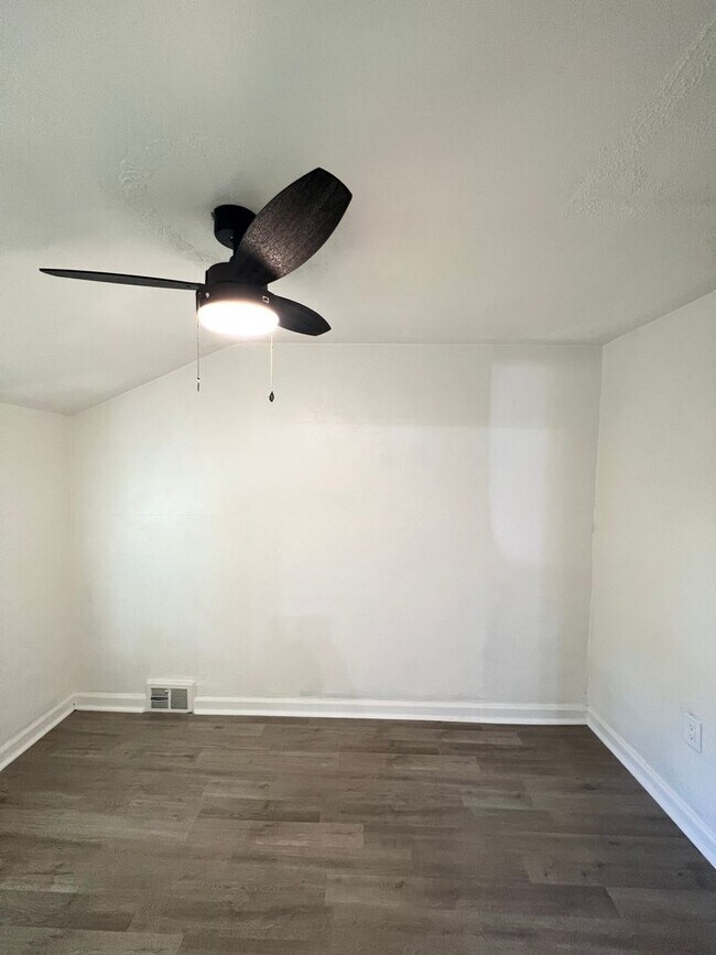Building Photo - Updated 3 Bed, 1 Bath in Verona- Central Air and Huge Kitchen!!