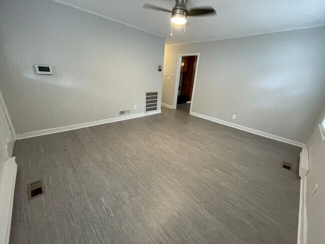 Building Photo - Updated 3 Bedroom- Convenient to Restaurants, Cone Hospital & Wendover Ave