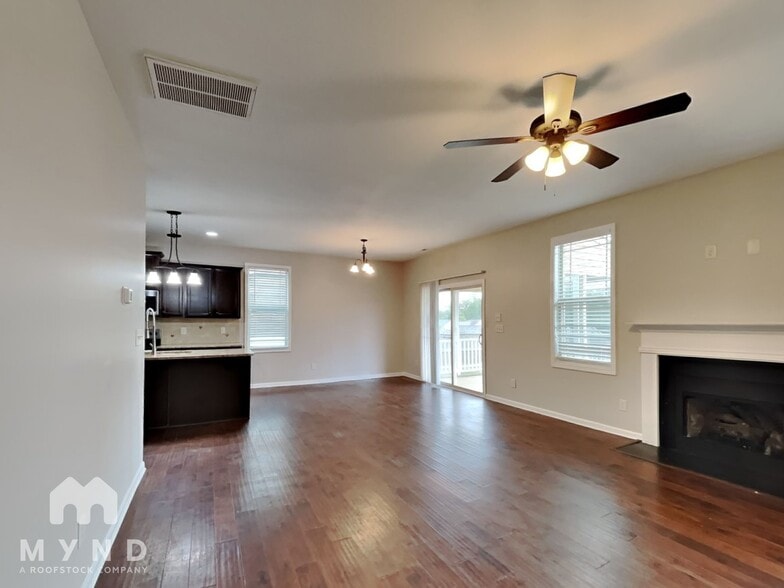 Building Photo - 225 E Webber Ln