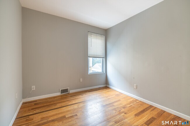 Building Photo - 727 Brewster St