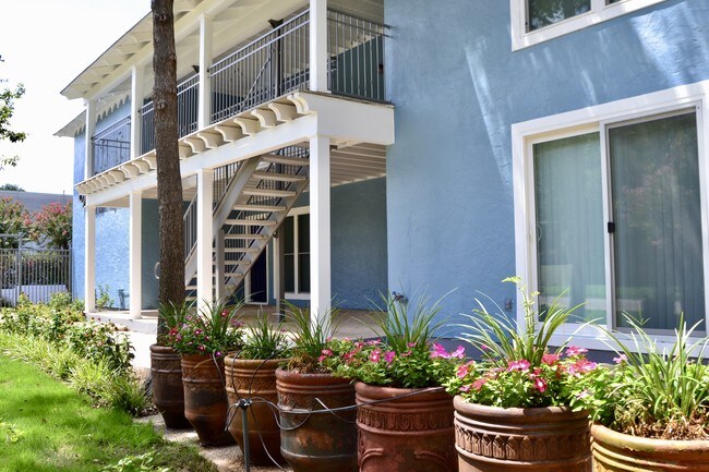 Building Photo - Villas at Alamo Heights