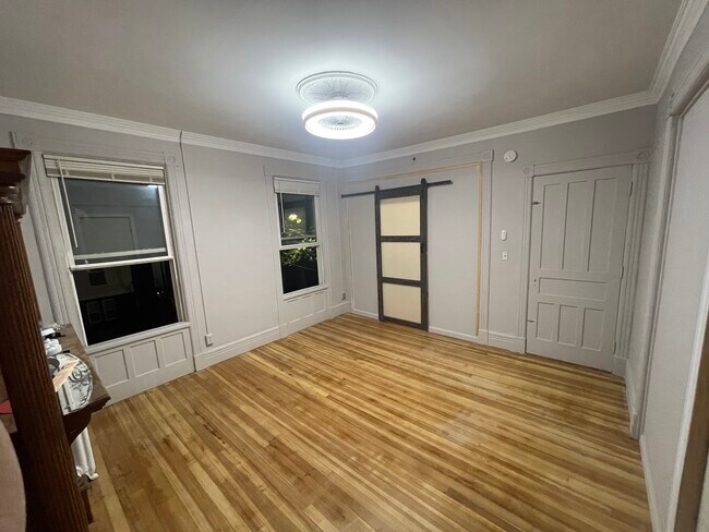 Bedroom - 539 Hamilton St