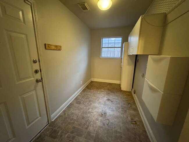 Building Photo - In Converse Texas 4 Bedroom 2 Bath Plus 2 ...