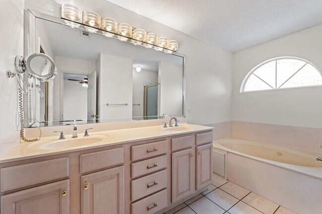 Building Photo - 1569 Meadowbrook Ct