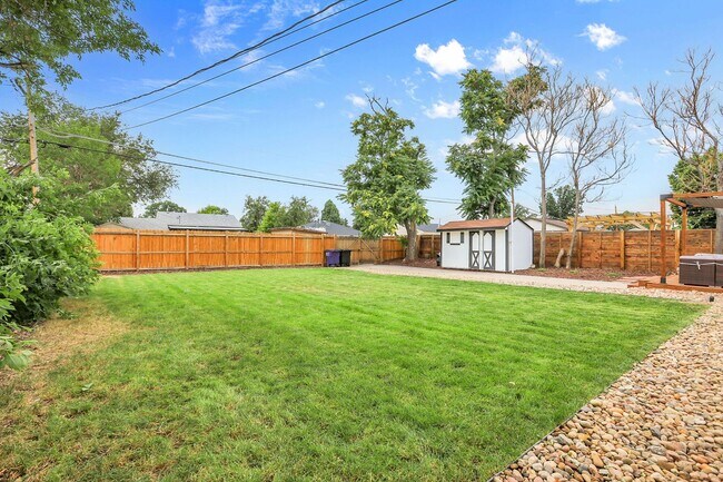 Building Photo - Modern and cozy 3 bedroom, 2 bath home