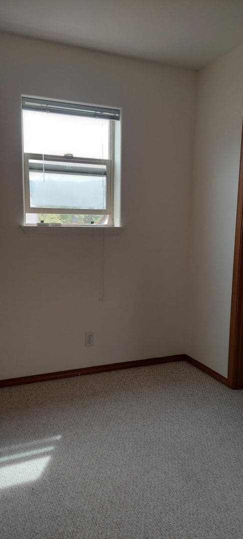 Building Photo - MOVE IN SPECIAL 1/2 OFF 1ST FULL MONTHS RENT- 3 bedroom, 2.5 bath Townhouse in Ashland!!