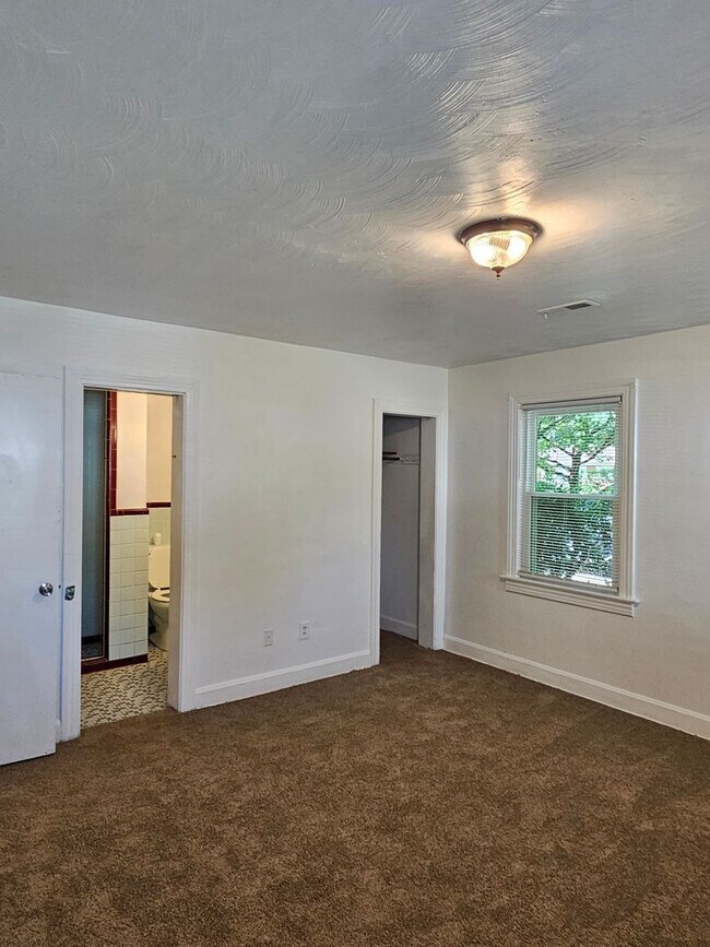 Building Photo - 348 Virginian Dr unit A