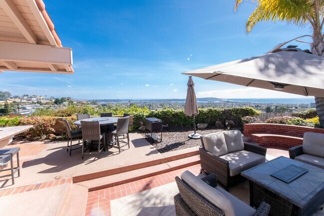 Building Photo - Amazing La Jolla North PB home with panora...