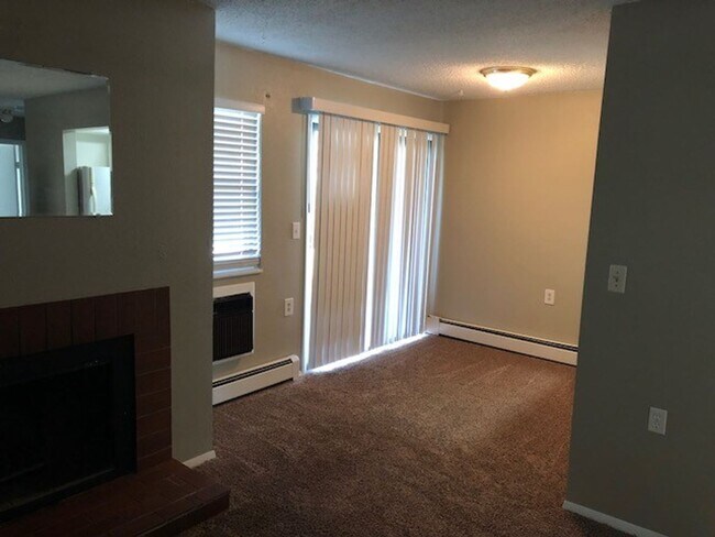 Building Photo - Quaint 1 Bedroom Ground-Floor Unit in Mid-Town Fort Collins