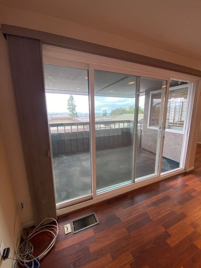 Building Photo - Beautiful 3 bed, 2 bath Townhome close to USD and Mission Valley!