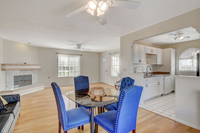 Building Photo - 6812 W Elm Creek Dr