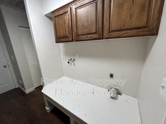 Building Photo - 3165 Crestview Dr