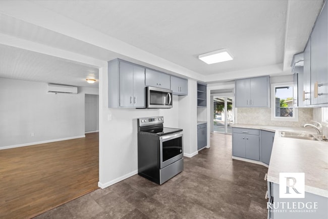 Building Photo - NEWLY REMODELED 3 bedroom home in Medford!