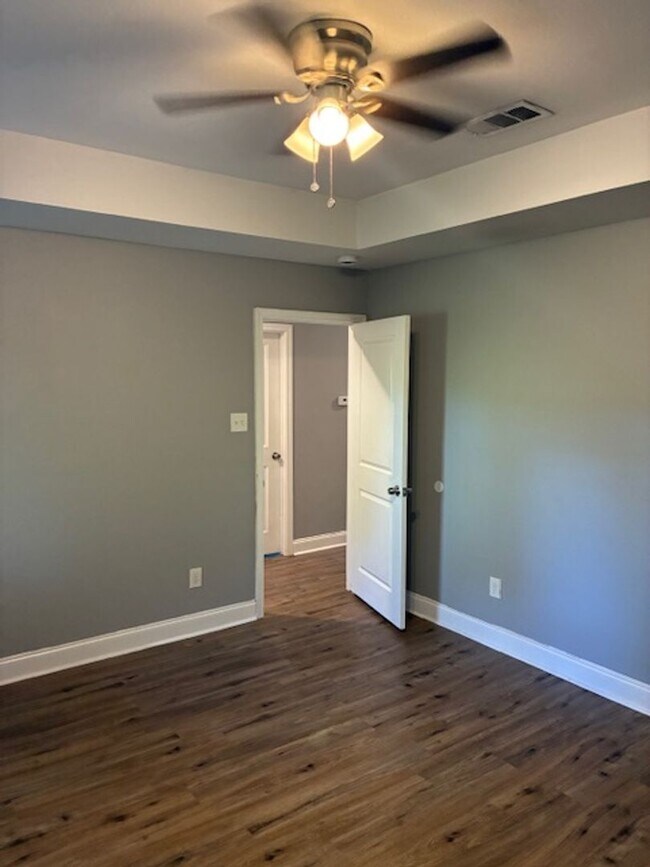 Building Photo - 104 Plumthicket Way