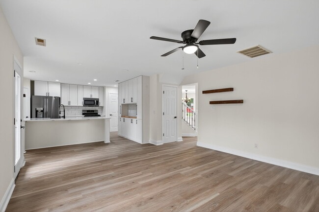 Building Photo - 3881 Shenandoah Dr