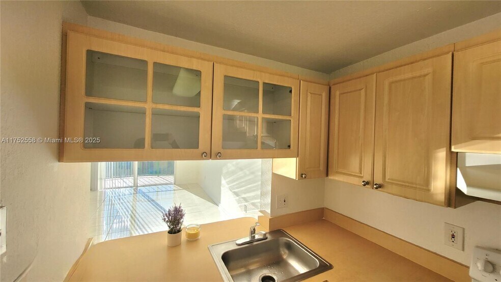 Building Photo - 9360 Fontainebleau Blvd