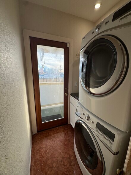 Building Photo - 2329 Curlew St