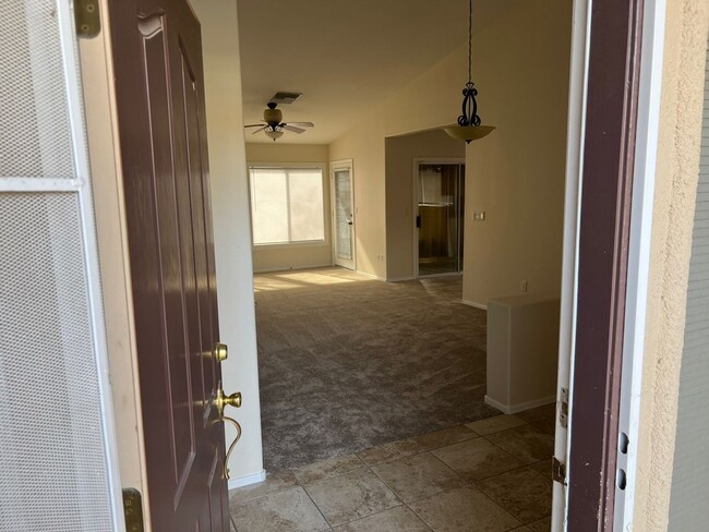 Building Photo - Move in Quick! 2 Bedroom Townhome in Sun C...