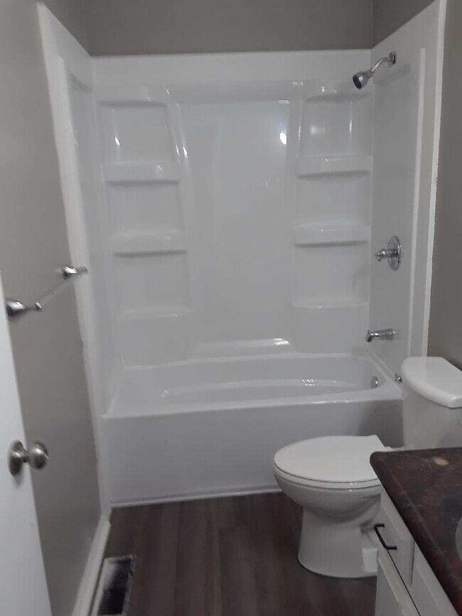 Building Photo - 1 bedroom duplex