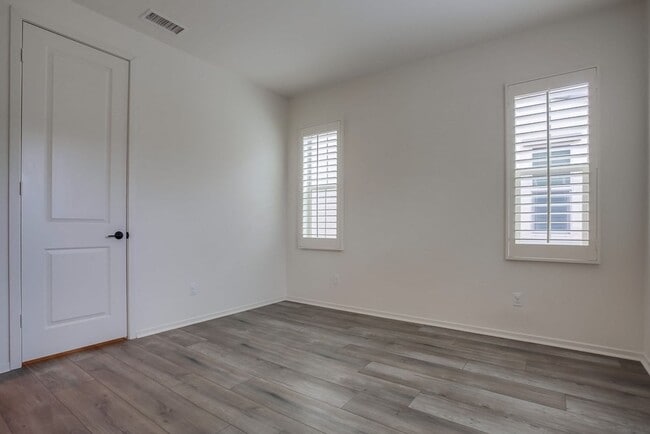 Building Photo - 5 Bedroom Home in Rancho Tesoro!