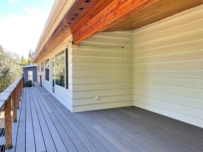 Building Photo - Beautifully Remodeled 5 Bed 2.75 Bath Home in Eastgate